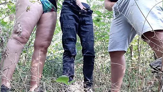 Üç kız arkadaş nehir kenarında sahilde riskli bir şekilde mastürbasyon yapıyor - lezbiyen illüzyon