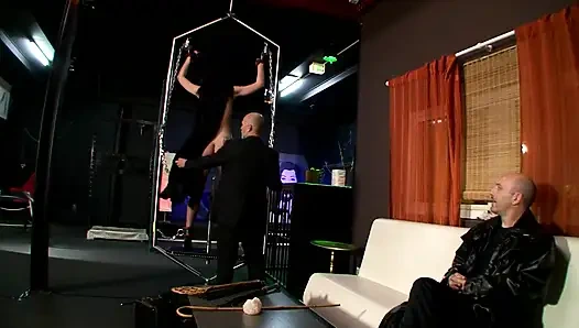 Zindandaki Bağlı Sarışın Çifte Penetrasyonlu Grup Seks