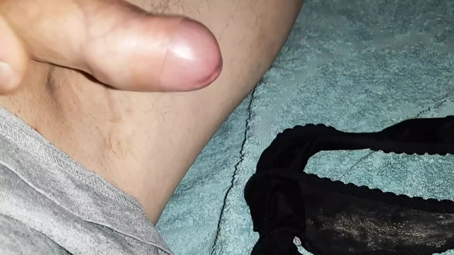 Jennifer Brett'in külotunu dolduruyor