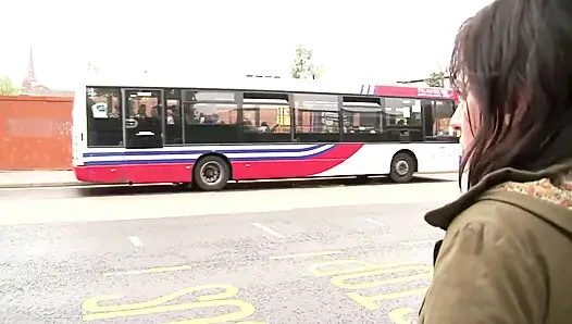 Büyük göğüslü esmer hemşire, muayene odasında hastayla yakınlaşıyor - lezbiyen sırları ortaya çıktı