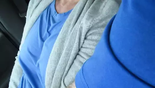 Dildo ve diş fırçamla oynuyorum