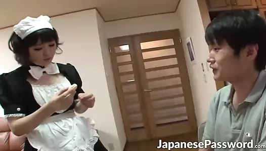Güzel Japon hizmetçi tek başına ona aşk tube masturbates