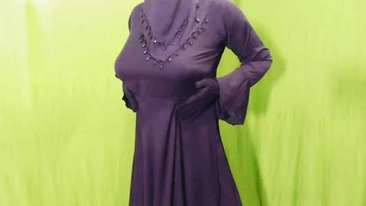 Hintli güzel tesettürlü Müslüman seksi yenge odanın içinde komşuyla seks yapıyor