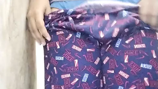 Gf ne göğüsler dabaye aur dudh nikala aapne dabakr sıcak Hint gf