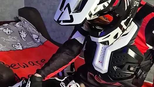 Motosikletli heyecanlı bir adam spor ayakkabılarını sikiyor