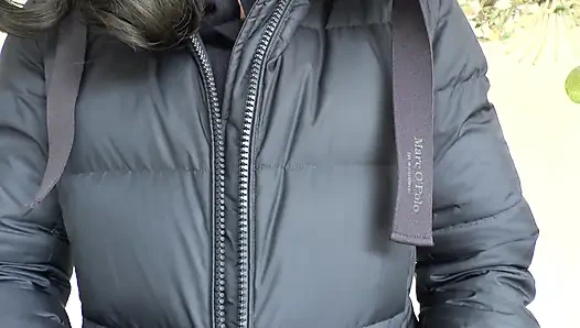 Koyu mavi aşağı ceket üzerinde fermuar testi, Lady Victoria Valente