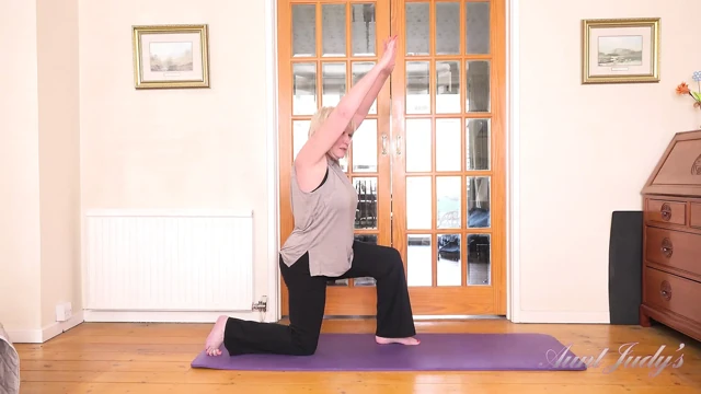 Auntjudys - büyük memeli olgun orta yaşlı seksi kadın Amy - yaramaz yoga egzersizi