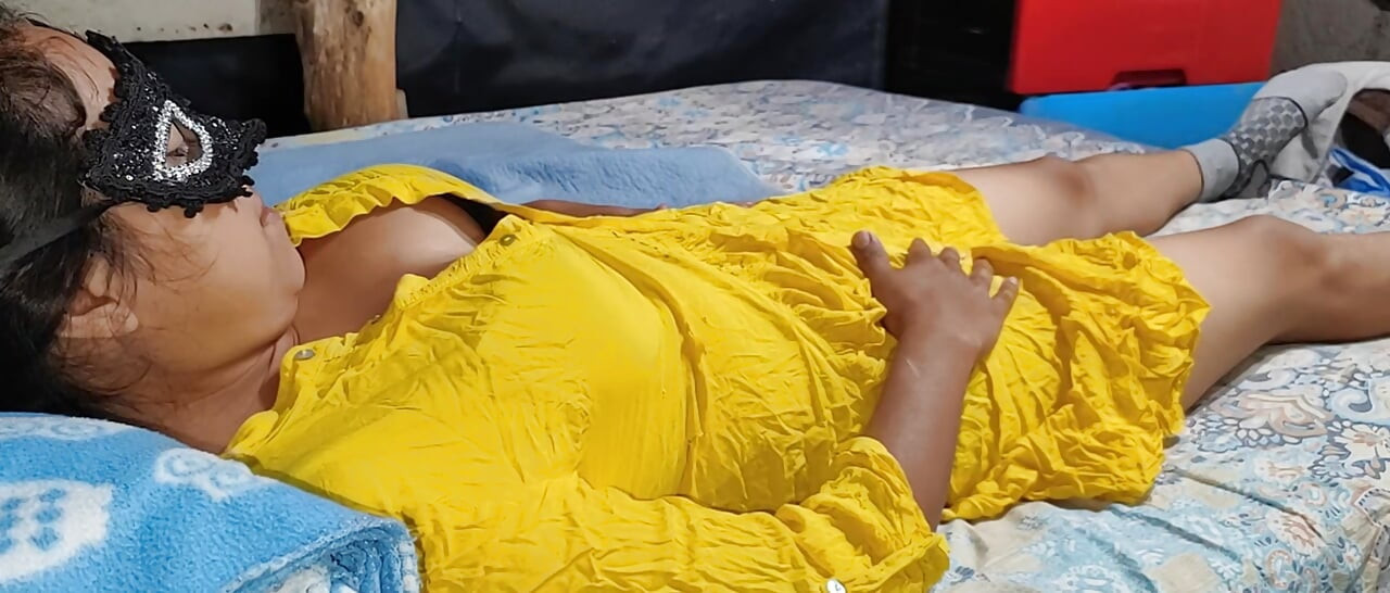 Breaking the tight pussy of an 18-year-old girl from Tamil India from x video