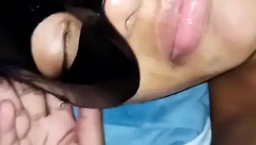 Üvey baba üvey kızına ilk kez gırtlağına kadar almayı ve işemeyi öğretiyor