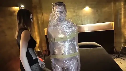 Kadın egemenliği kız kölesini kasete esarete sokuyor