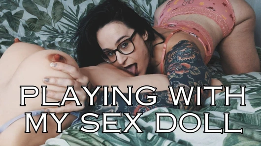 Elizabethhunny seks bebeği Monica ile oynuyor