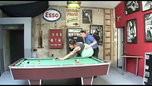 İri göğüslü sürtük bilardo masasında sağlam bir yarağa biniyor