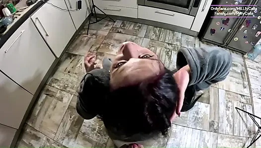Romantik yatak azdırma bakış açısı - yavaş tutkunun hayalini kuran yalnız orta yaşlı seksi kadın
