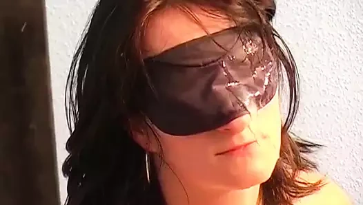 Ateşli Alman genç kız sapık çift tarafından domine ediliyor ve bdsm üçlü sekste sikiliyor