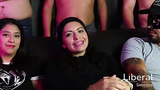 ORTA YAŞLı SEKSI KADıN VE SıSKA GENÇ KADıN, BILINMEYEN ERKEKLERDEN YARAK ALıYOR