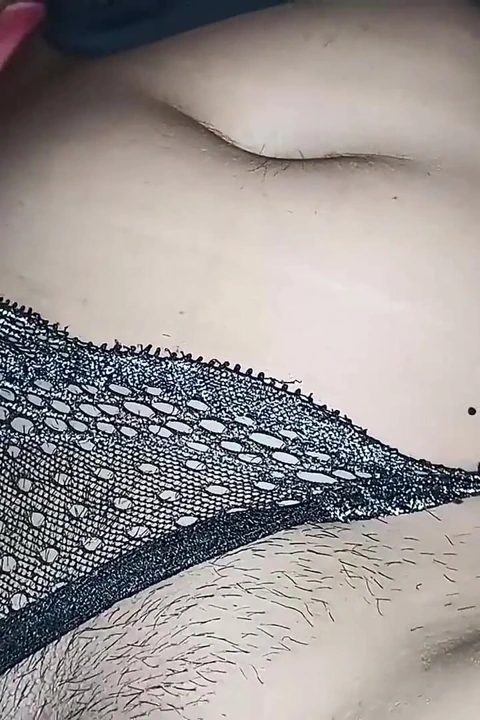 Komşu bakire götümü gösteriyor, beni incitiyor ama sonunda beni zevkle boşaltıyor, ilk kez anal