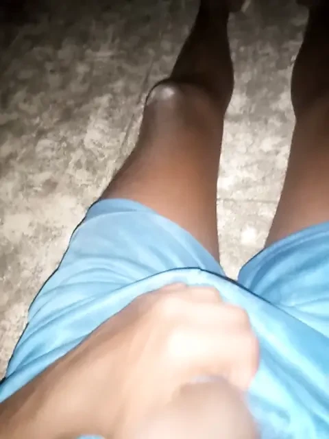 Tamil adam büyük sikini sallıyor