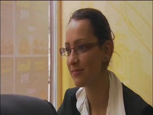 Esmer küçük güzel memeler amında şişman yaraklı adamlar için azıyor