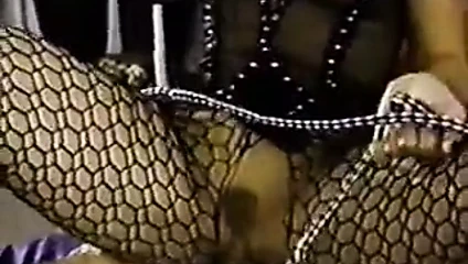 Missy takma yarak mickey g ile sikişiyor