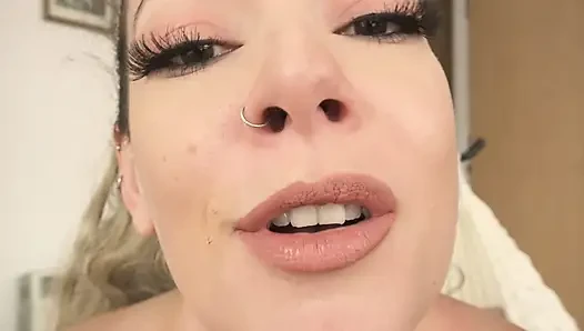 Giantess küçük bir tuzak kuruyor