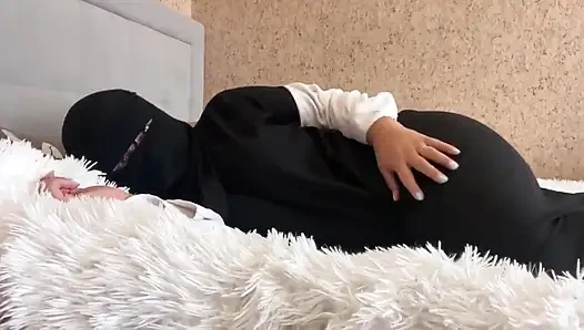 Tesettürlü Arap orta yaşlı seksi kadın amına mastürbasyon yaparken çifte orgazm oluyor