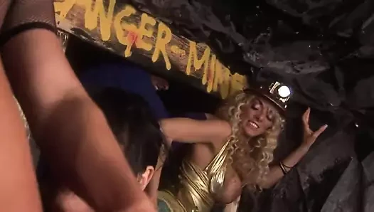 Maden işçileri sarışın ve esmer bir orospuyla sikişiyor