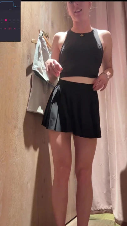 Soyunma odasındayken sert boşalıyor!! Yakalanmamayı umut ediyorum!