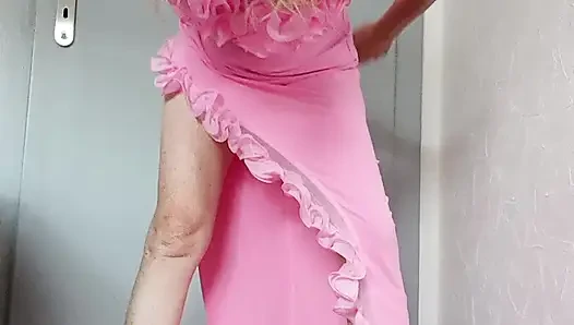 Pembe kıyafet
