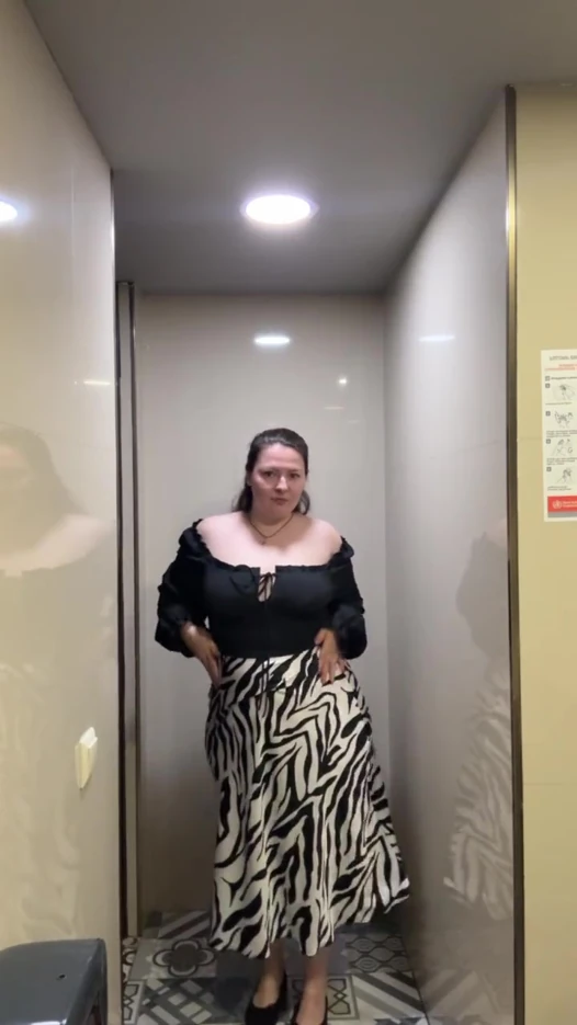 Harika götlü beyaz kız umumi banyoda mastürbasyon yapıyor