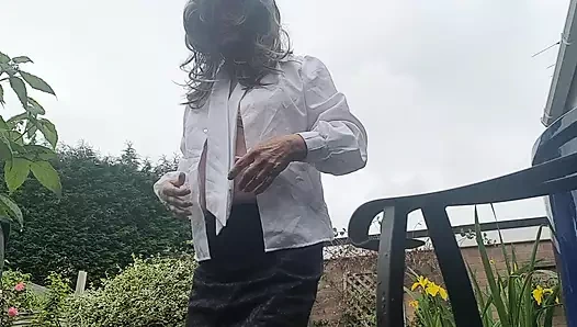 Bluz ve etek açık havada