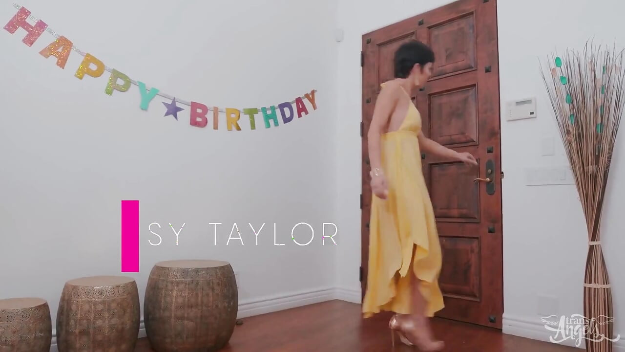 Trans angels - transangels'in ilk sahnesinde, Daisy Taylor'ın doğum günü