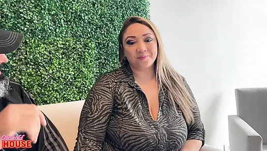 Bu Tombul Evli Kadın Çok Çekici Ve Kocası Onu Aldattığı Için Başka Erkeklerle Birlikte Olmasına Izin Veriyor