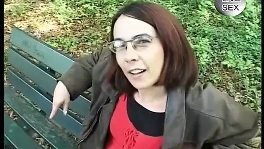 Kızıl saçlı kadın emiyor ve döl yiyor