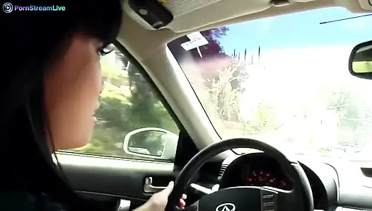 Mya Luanna ve Lana Croft büyük dildolarının tadını çıkarıyor