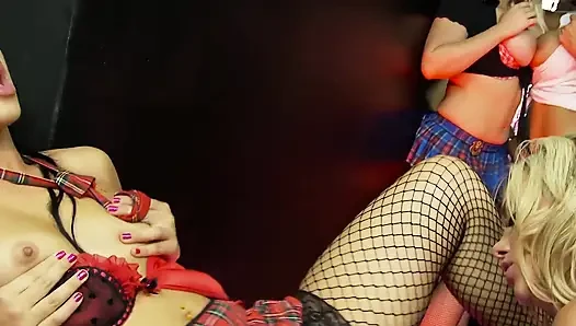 Vampir gibi giyinmiş iki sarışın orta yaşlı seksi kadınla anal üçlü seks
