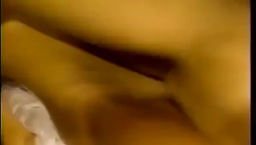 İki kadın izleyicilerle lezbiyen sikişmeyi deniyor