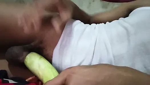 Jujut'un solo oynadığı, hıçramış salatalıklarla oynadığı ifade
