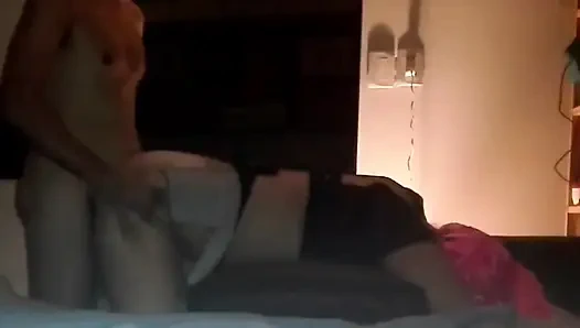 Ateşli hizmetçi yarak emiyor ve kuyruğuna boşalıyor