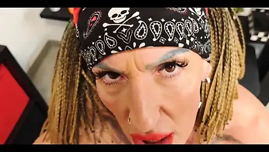 Kavunlarımı sütle dolduran bir müşteri için striptizci olarak çalışıyorum.