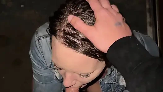 Ateşli evli kadın bara gidiyor ve yağmurda ördeği emiyor ve sonra sikilmek için eve gidiyor