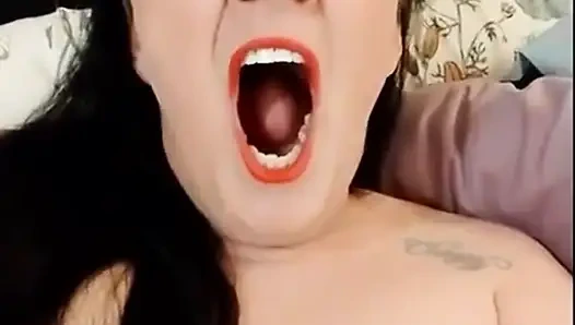 Büyük yakın çekim üstsüz küçük konuşmayı esniyor