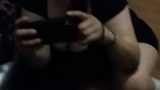 Shiy olma ve onlara memelerini ve amcığını gösterme