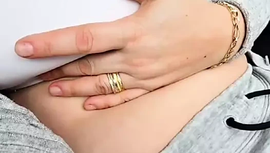 Üvey anne arabada üvey oğlunun önünde büyük göğüslerini teşhir ediyor