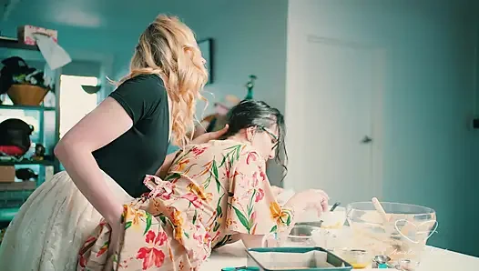 Charlie Forde, Chasey Devil'in yer aldığı bir pasta pişir