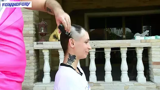 Kamera arkası: Lisa Fox başını tıraş ediyor. Müzik klibi