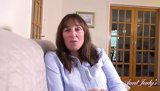 Auntjudys - büyük memeli ev sahibiniz Ruby Cattrall yarağını emiyor