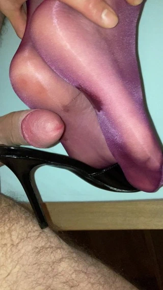 Ayakkabıyla muamele, ayakla muamele, yüksek topuk katırları, parlak violet külotlu çorap, ayaklar