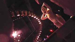 Kulüpte müşterileri bekleyen sıkılmış striptizciler