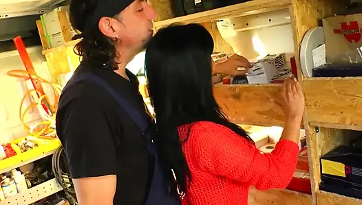 Olgun sürtük minibüste usta tarafından sert sikiliyor