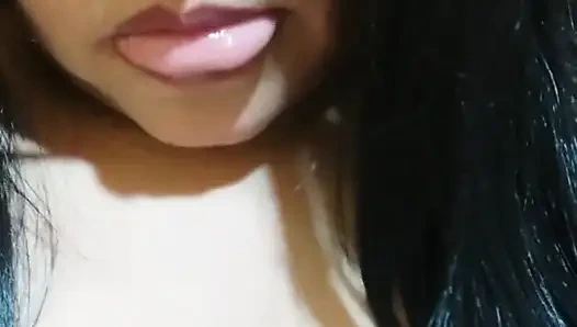 Kırmızı tangalı büyük götlü kadın içinde işini bitirecek bir adamla sikişmeye hevesli